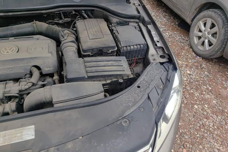 Used Volkswagen Magotan 2013 1.8TSI Luxury Model Engine Bay Left