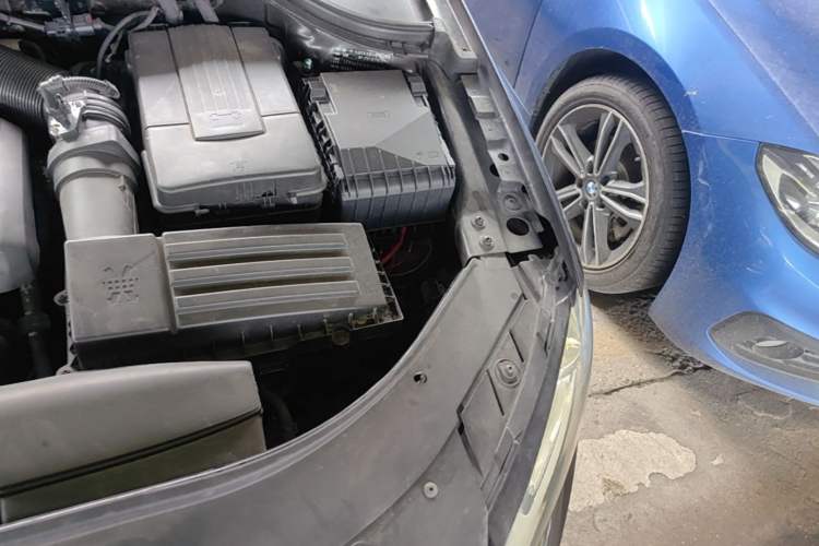 Used Volkswagen Magotan 2013 1.8TSI Luxury Model Engine Bay Left