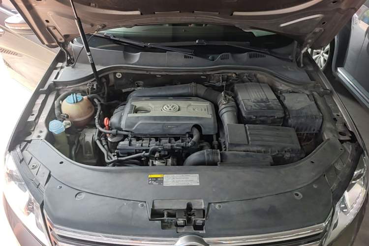 Used Volkswagen Magotan 2013 2.0 TSI Luxury Model Engine Bay