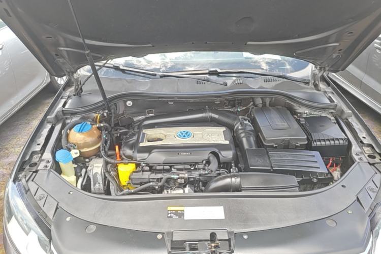 Used Volkswagen Magotan 2013 1.8TSI Premier Model Engine Bay