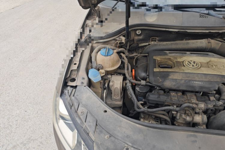 Used Volkswagen Magotan 2013 1.8TSI Luxury Model Engine Bay Right