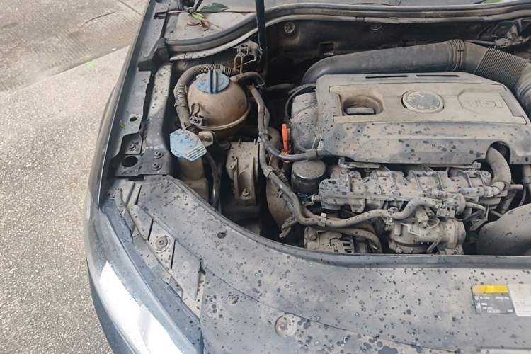 Used Volkswagen Magotan 2013 1.8TSI Premier Model Engine Bay Right