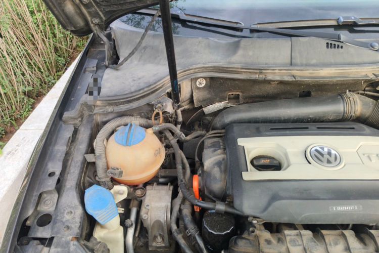 Used Volkswagen Magotan 2013 1.8TSI Prestige Model Engine Bay Right