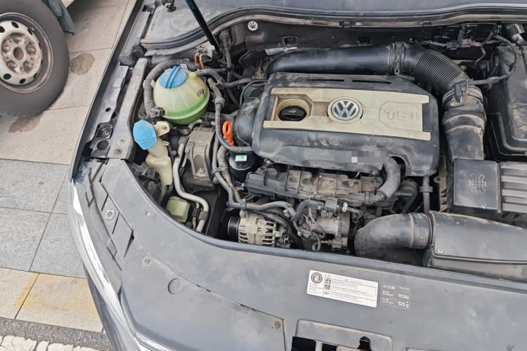 Used Volkswagen Magotan 2013 1.8TSI Luxury Model Engine Bay Right