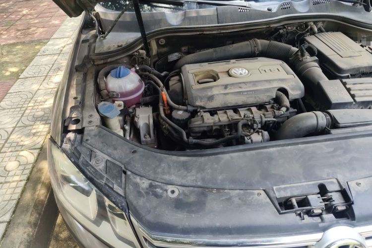 Used Volkswagen Magotan 2013 2.0 TSI Prestige Model Engine Bay Right