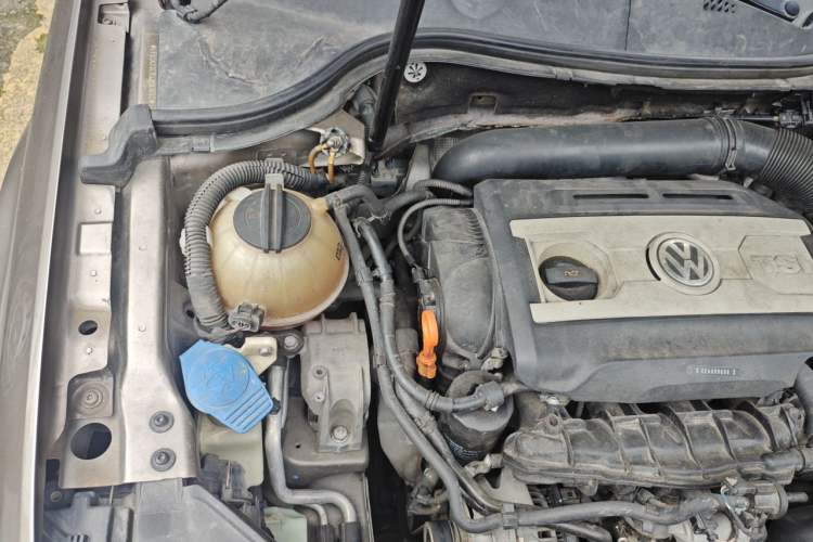 Used Volkswagen Magotan 2013 1.8TSI Luxury Model Engine Bay Right