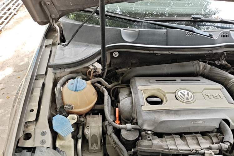 Used Volkswagen Magotan 2013 1.8TSI Luxury Model Engine Bay Right