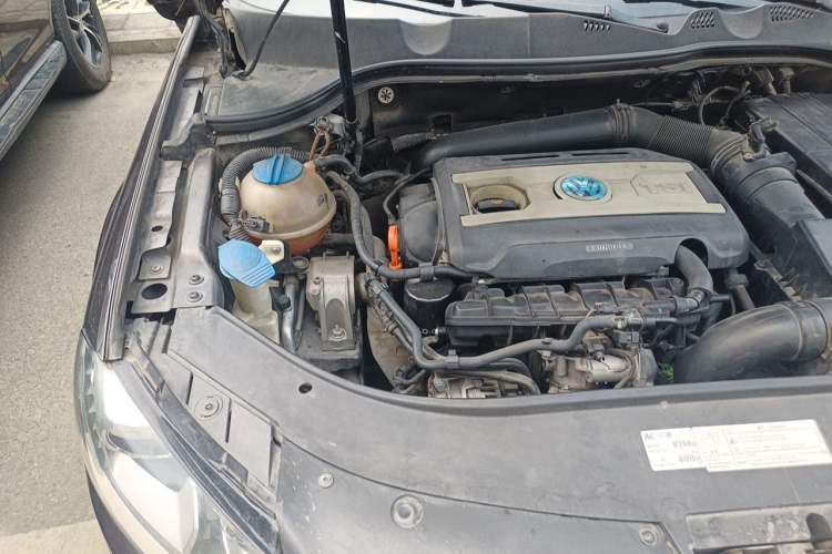 Used Volkswagen Magotan 2013 2.0 TSI Luxury Model Engine Bay Right