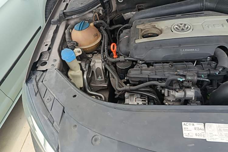 Used Volkswagen Magotan 2013 1.8TSI Premier Model Engine Bay Right
