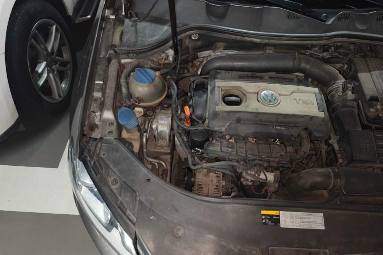 Used Volkswagen Magotan 2013 1.8TSI Prestige Model Engine Bay Right