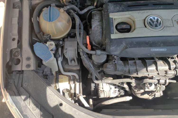 Used Volkswagen Magotan 2013 1.8TSI Luxury Model Engine Bay Right