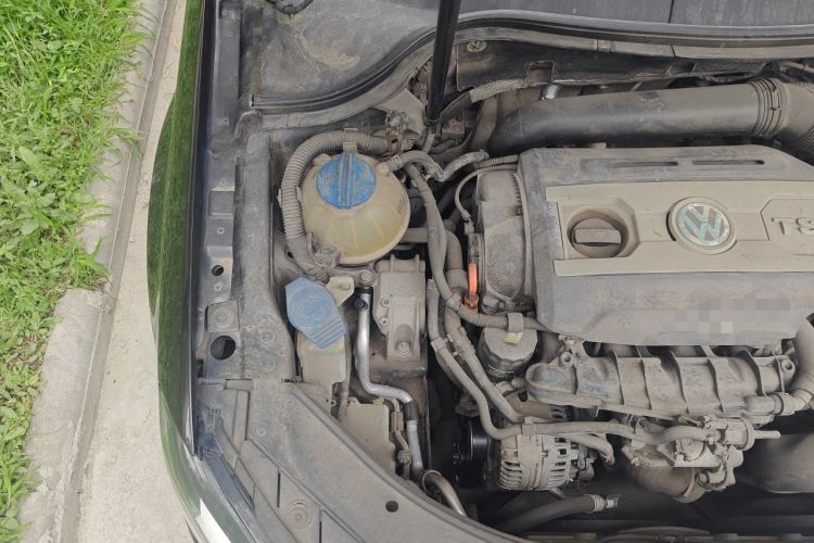 Used Volkswagen Magotan 2013 1.8TSI Premier Model Engine Bay Right