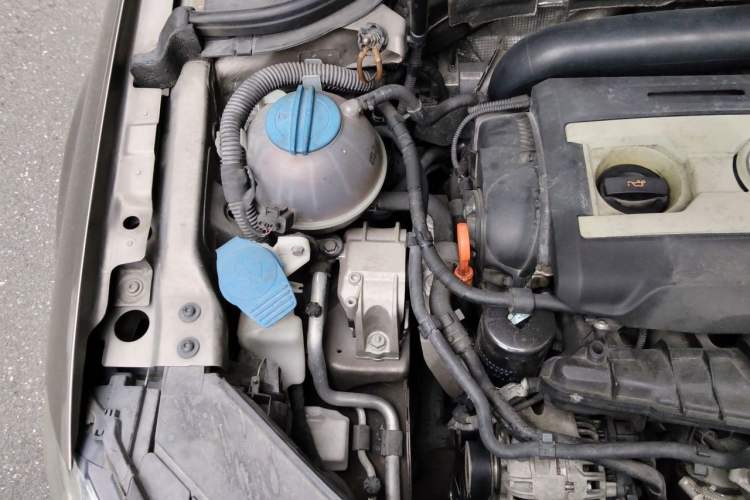 Used Volkswagen Magotan 2013 1.8TSI Luxury Model Engine Bay Right