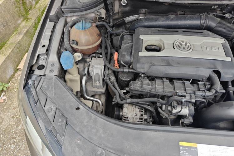 Used Volkswagen Magotan 2013 1.8TSI Premier Model Engine Bay Right