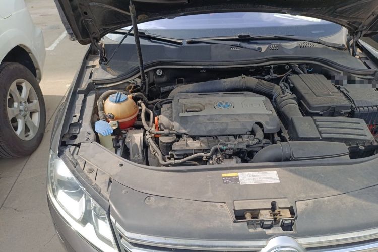 Used Volkswagen Magotan 2013 1.8TSI Luxury Model Engine Bay Right