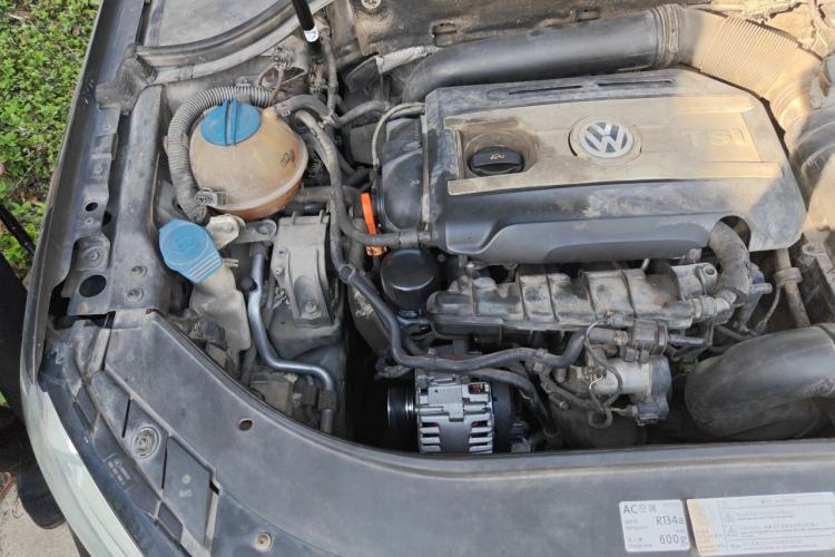 Used Volkswagen Magotan 2013 1.8TSI Luxury Model Engine Bay Right