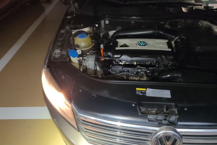 Used Volkswagen Magotan 2013 1.8TSI Premier Model Engine Bay Right