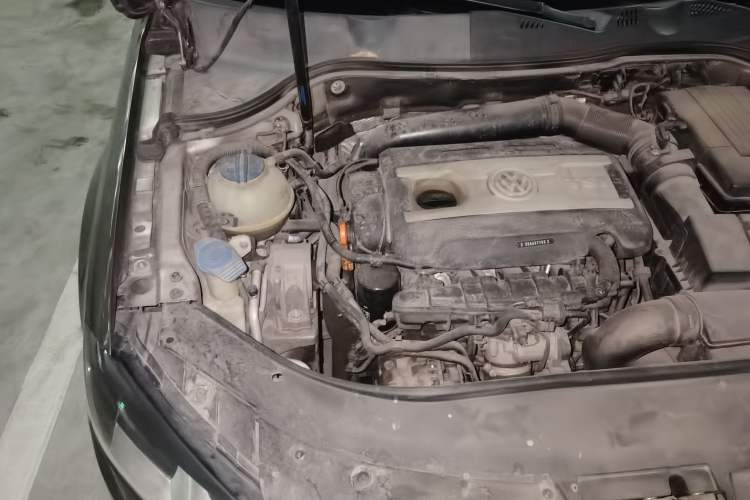 Used Volkswagen Magotan 2013 1.8TSI Premier Model Engine Bay Right
