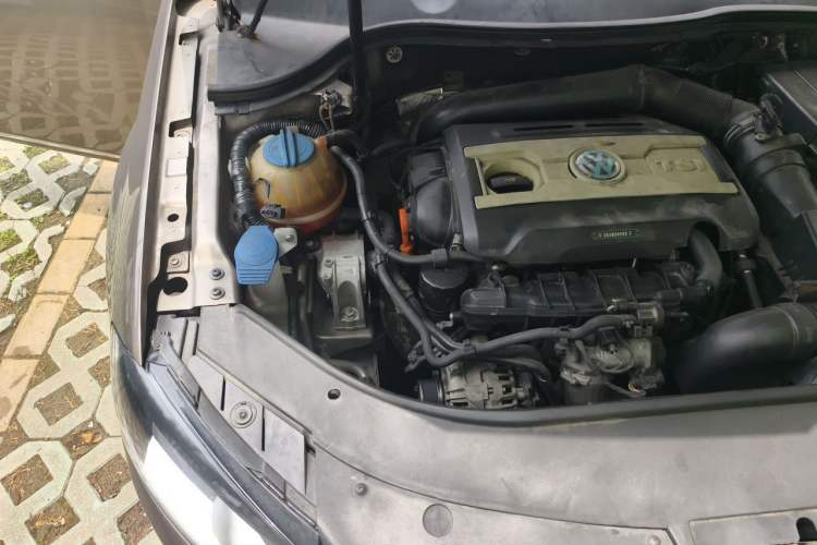 Used Volkswagen Magotan 2013 1.8TSI Premier Model Engine Bay Right