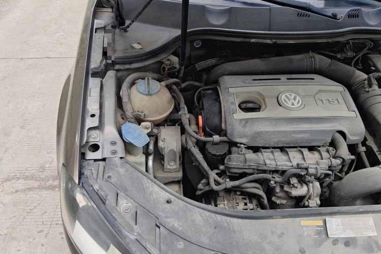 Used Volkswagen Magotan 2013 1.8TSI Premier Model Engine Bay Right