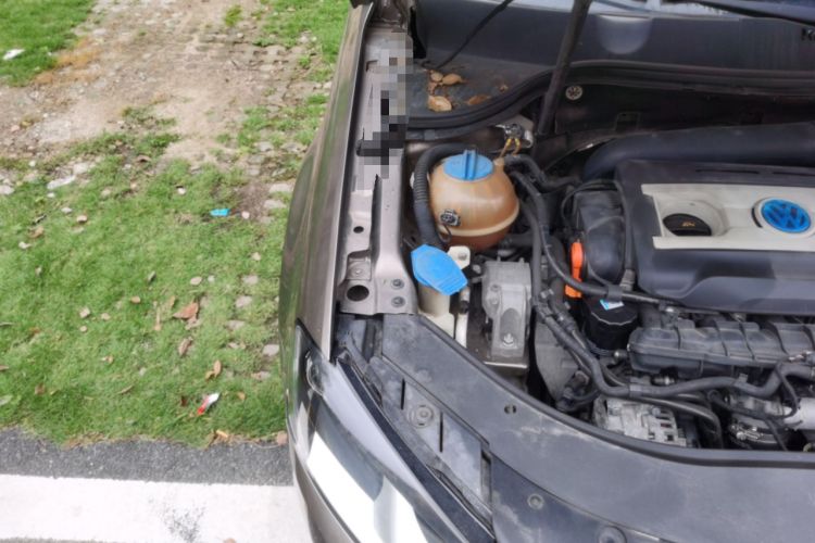 Used Volkswagen Magotan 2013 1.8TSI Premier Model Engine Bay Right
