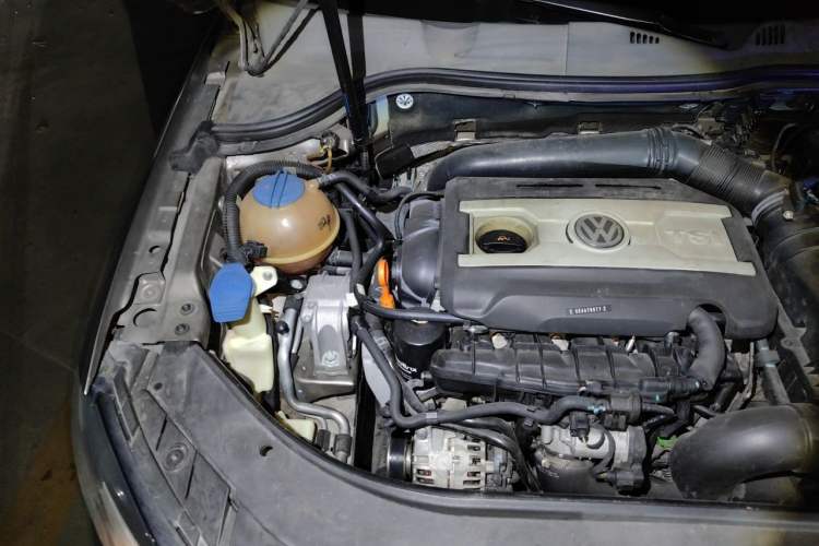 Used Volkswagen Magotan 2013 1.8TSI Premier Model Engine Bay Right