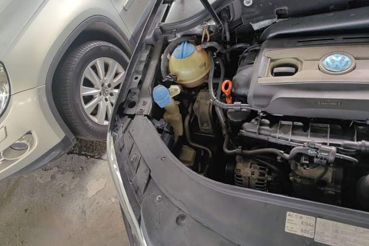 Used Volkswagen Magotan 2013 1.8TSI Luxury Model Engine Bay Right