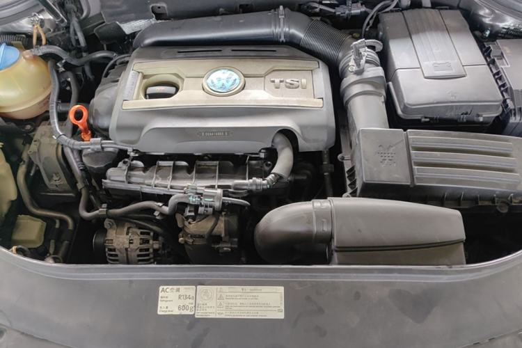 Used Volkswagen Magotan 2013 1.8TSI Luxury Model Engine Bay