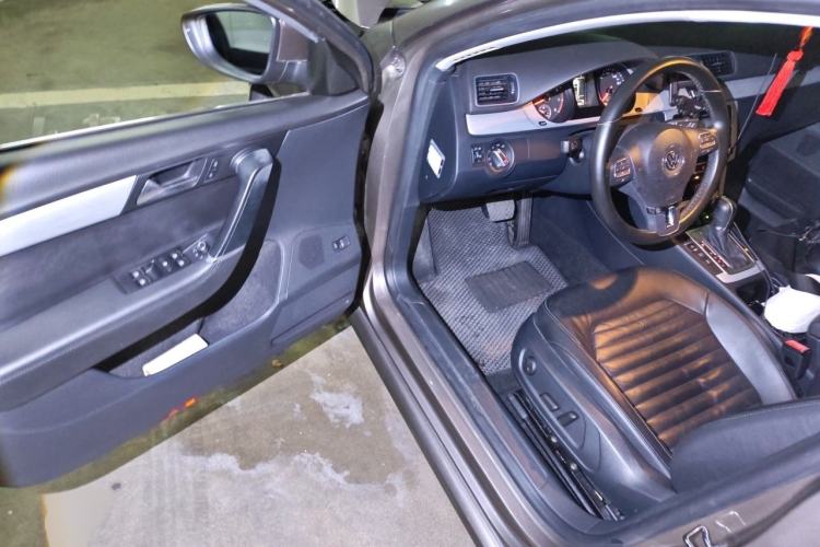 Used Volkswagen Magotan 2013 1.8TSI Premier Model Interior 3