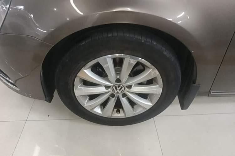 Used Volkswagen Magotan 2013 1.8TSI Premier Model Left Front Wheel Hub