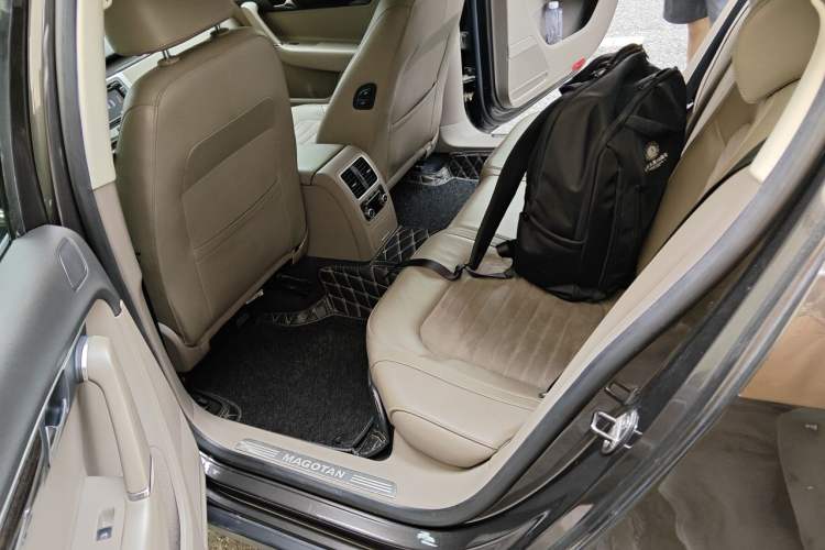 Used Volkswagen Magotan 2013 1.8TSI Prestige Model Left Rear Seat