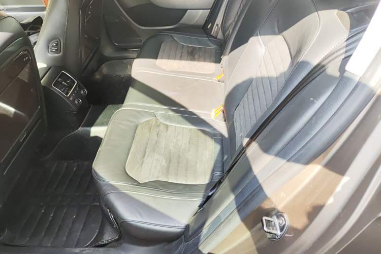 Used Volkswagen Magotan 2013 1.8TSI Prestige Model Left Rear Seat