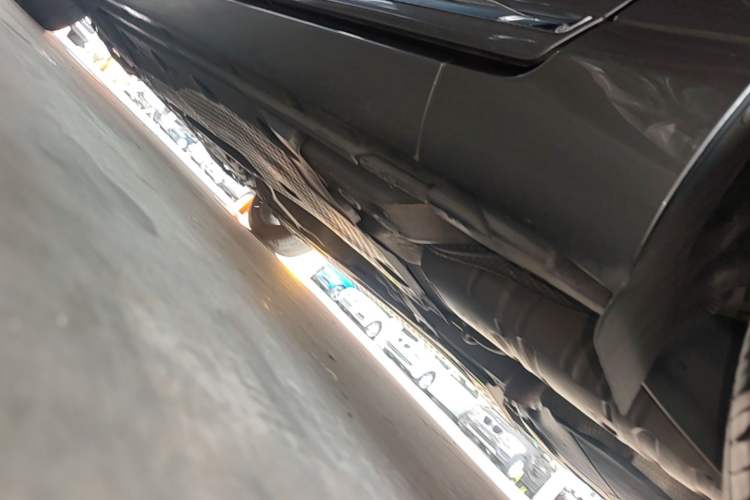 Used Volkswagen Magotan 2013 2.0 TSI Luxury Model Left Side Sill