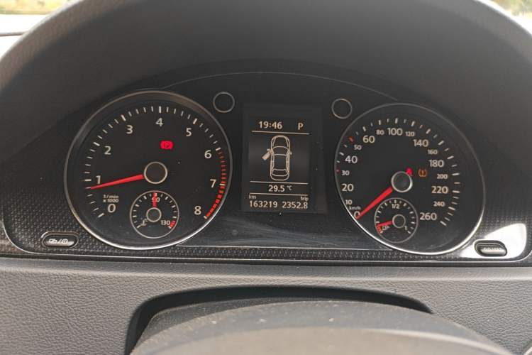 Used Volkswagen Magotan 2013 1.8TSI Luxury Model Odometer Close Up