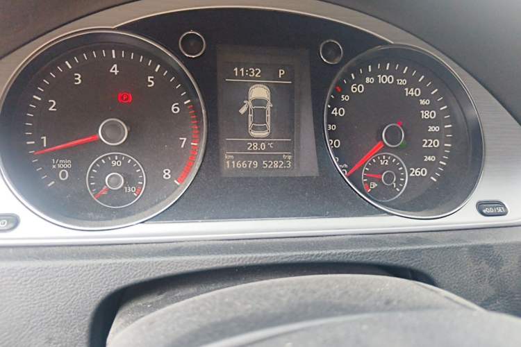 Used Volkswagen Magotan 2013 1.8TSI Premier Model Odometer Close Up