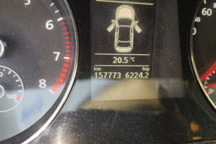 Used Volkswagen Magotan 2013 1.8TSI Prestige Model Odometer Close Up