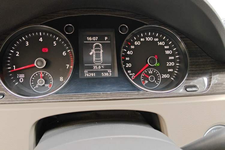 Used Volkswagen Magotan 2013 1.8TSI Prestige Model Odometer Close Up