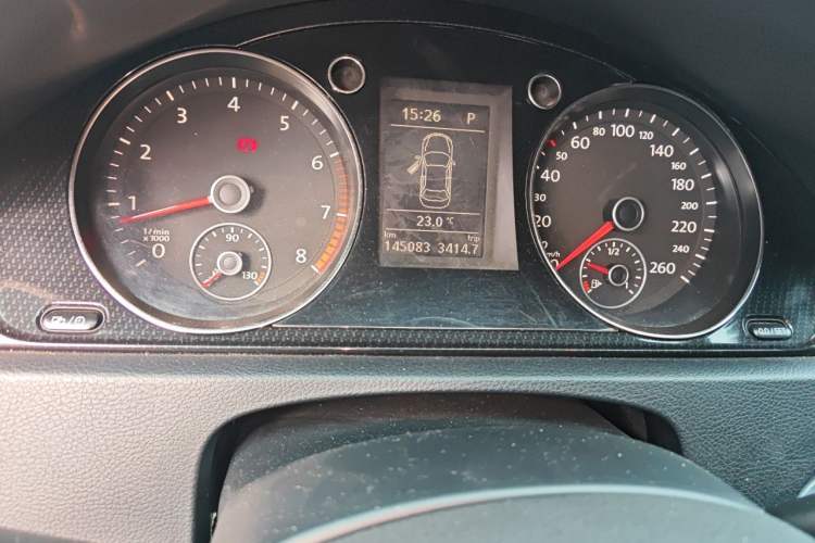 Used Volkswagen Magotan 2013 1.8TSI Luxury Model Odometer Close Up