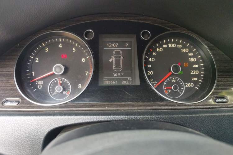 Used Volkswagen Magotan 2013 2.0 TSI Prestige Model Odometer Close Up