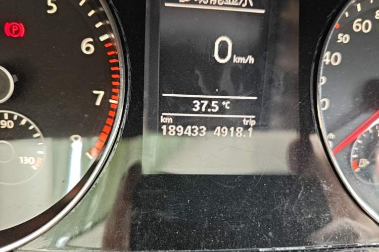 Used Volkswagen Magotan 2013 1.8TSI Luxury Model Odometer Close Up