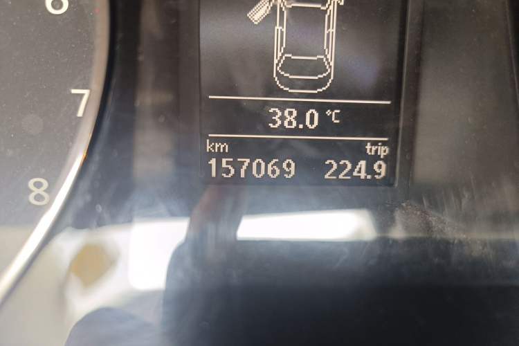 Used Volkswagen Magotan 2013 2.0 TSI Luxury Model Odometer Close Up