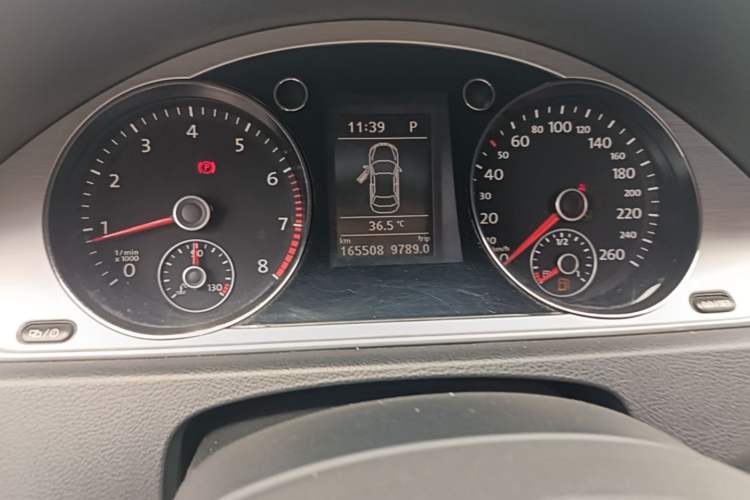 Used Volkswagen Magotan 2013 1.8TSI Premier Model Odometer Close Up