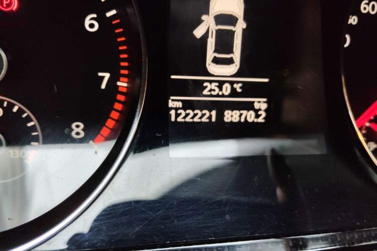 Used Volkswagen Magotan 2013 1.8TSI Luxury Model Odometer Close Up