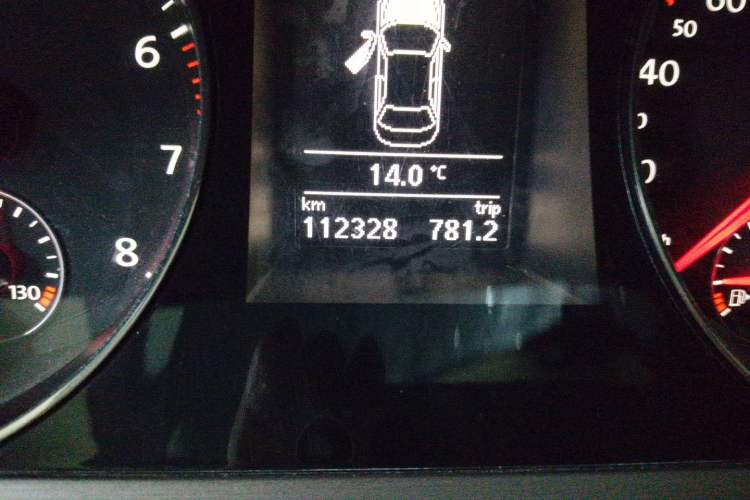Used Volkswagen Magotan 2013 1.8TSI Luxury Model Odometer Close Up