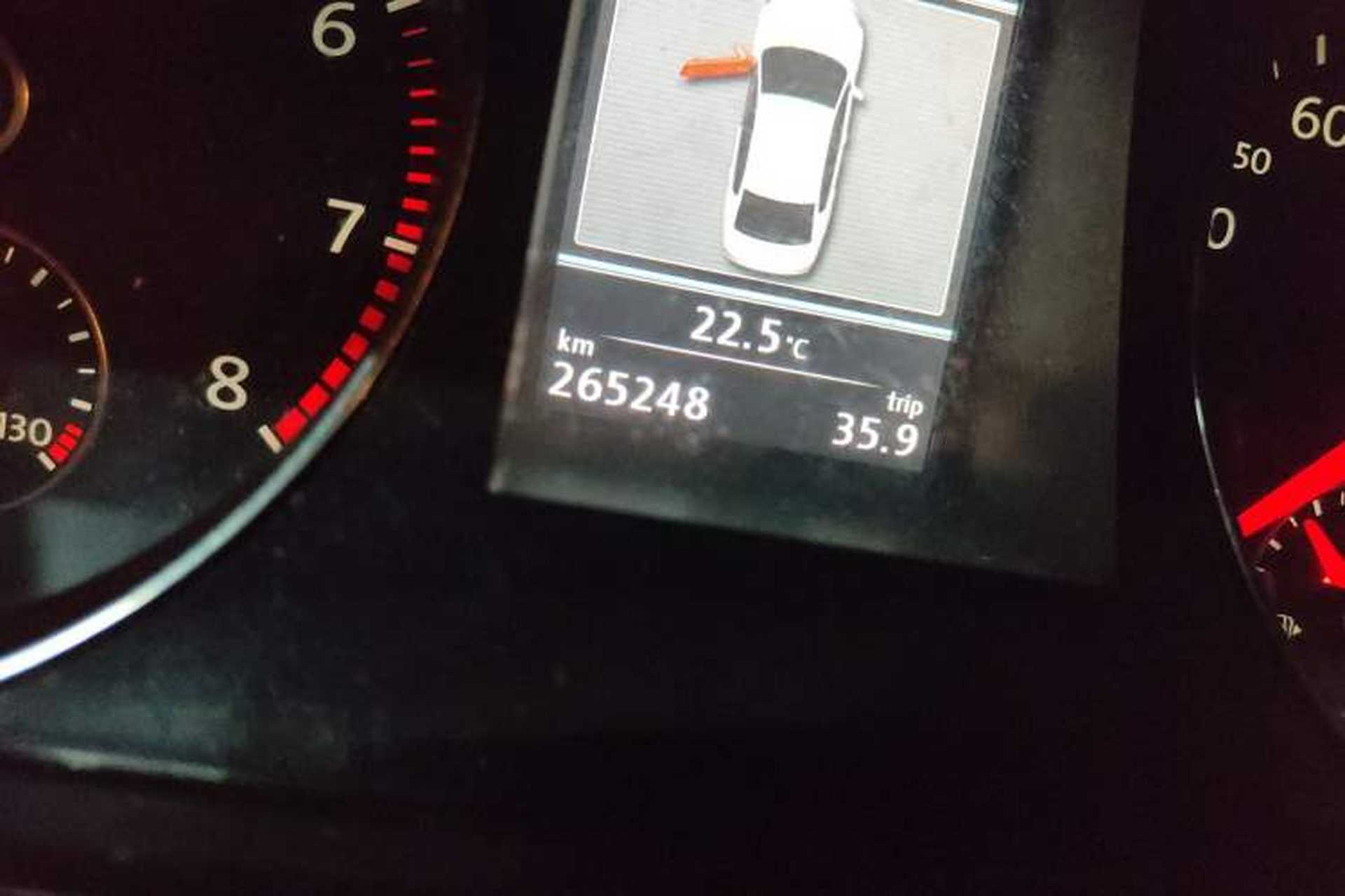 Used Volkswagen Magotan 2013 2.0 TSI Ultimate Model Odometer Close Up