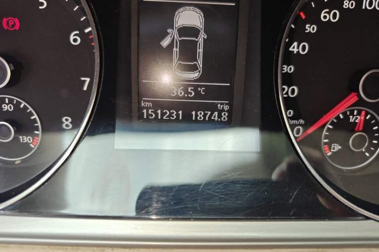 Used Volkswagen Magotan 2013 1.8TSI Premier Model Odometer Close Up