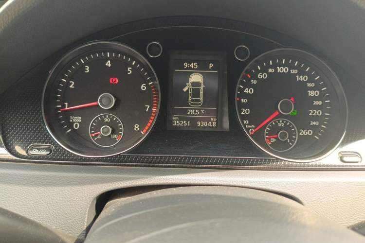 Used Volkswagen Magotan 2013 1.8TSI Luxury Model Odometer Close Up