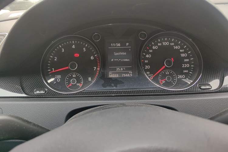 Used Volkswagen Magotan 2013 1.8TSI Luxury Model Odometer Close Up