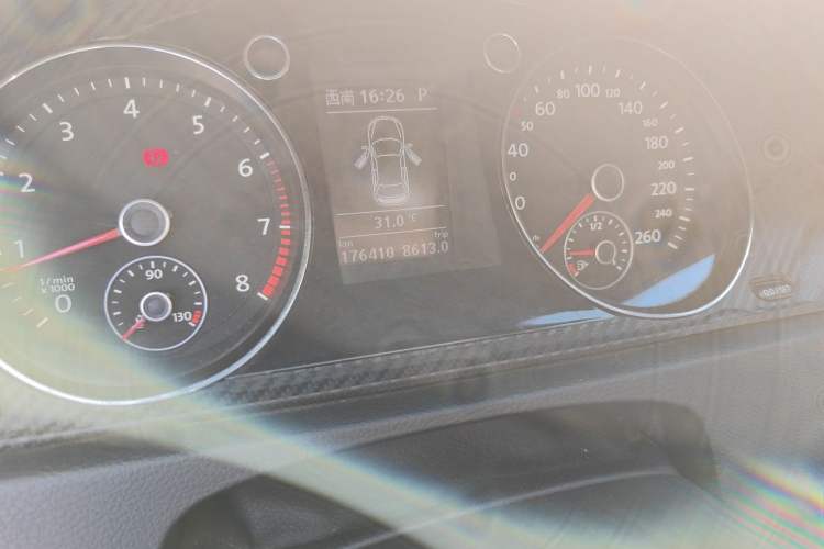 Used Volkswagen Magotan 2013 1.8TSI Luxury Model Odometer Close Up