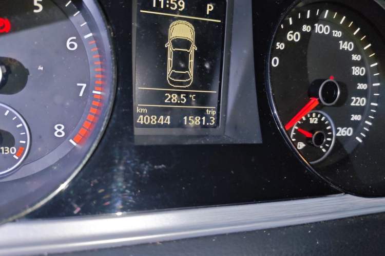Used Volkswagen Magotan 2013 1.8TSI Premier Model Odometer Close Up